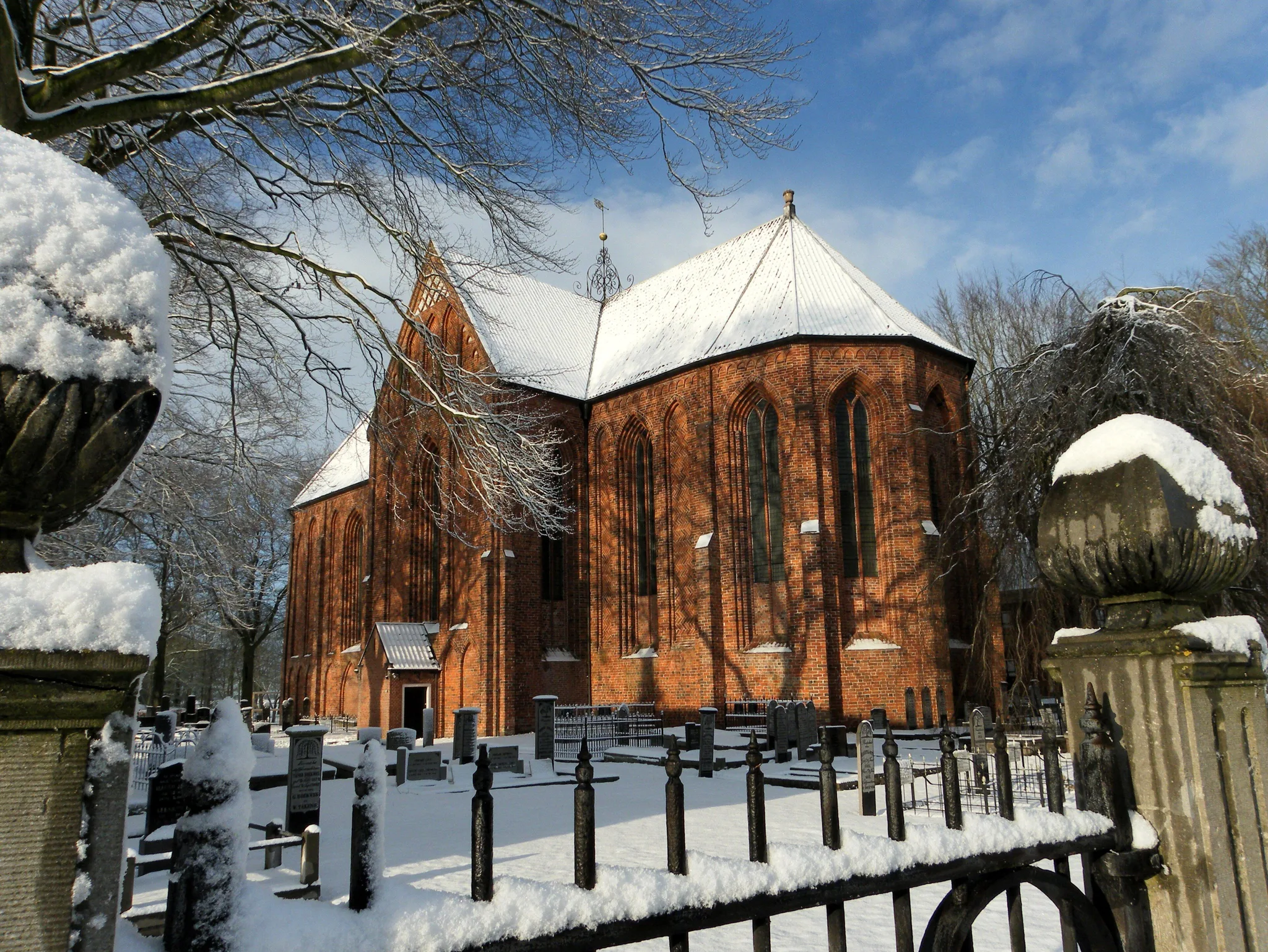 De Kerk van Noordbroek behoort tot de hoogtepunten van de laat-romanogotiek in Groningen. Het kerkgebouw, een kruiskerk, is in het eerste kwart van de 14e eeuw gebouwd. De losstaande romaanse toren…