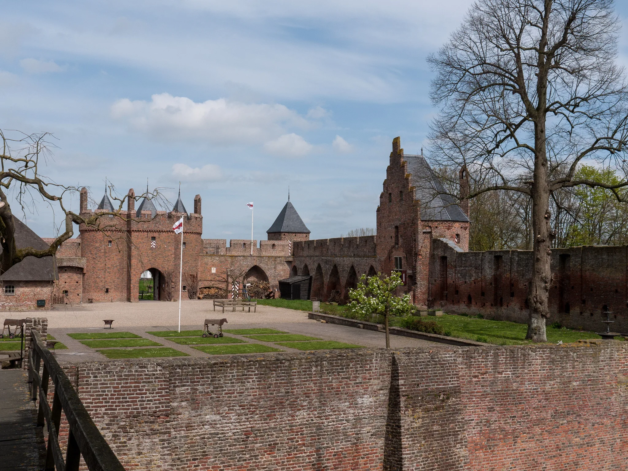 Die Burg liegt im Osten von Betuwe in der Mitte von Geldernland in den Niederlanden.